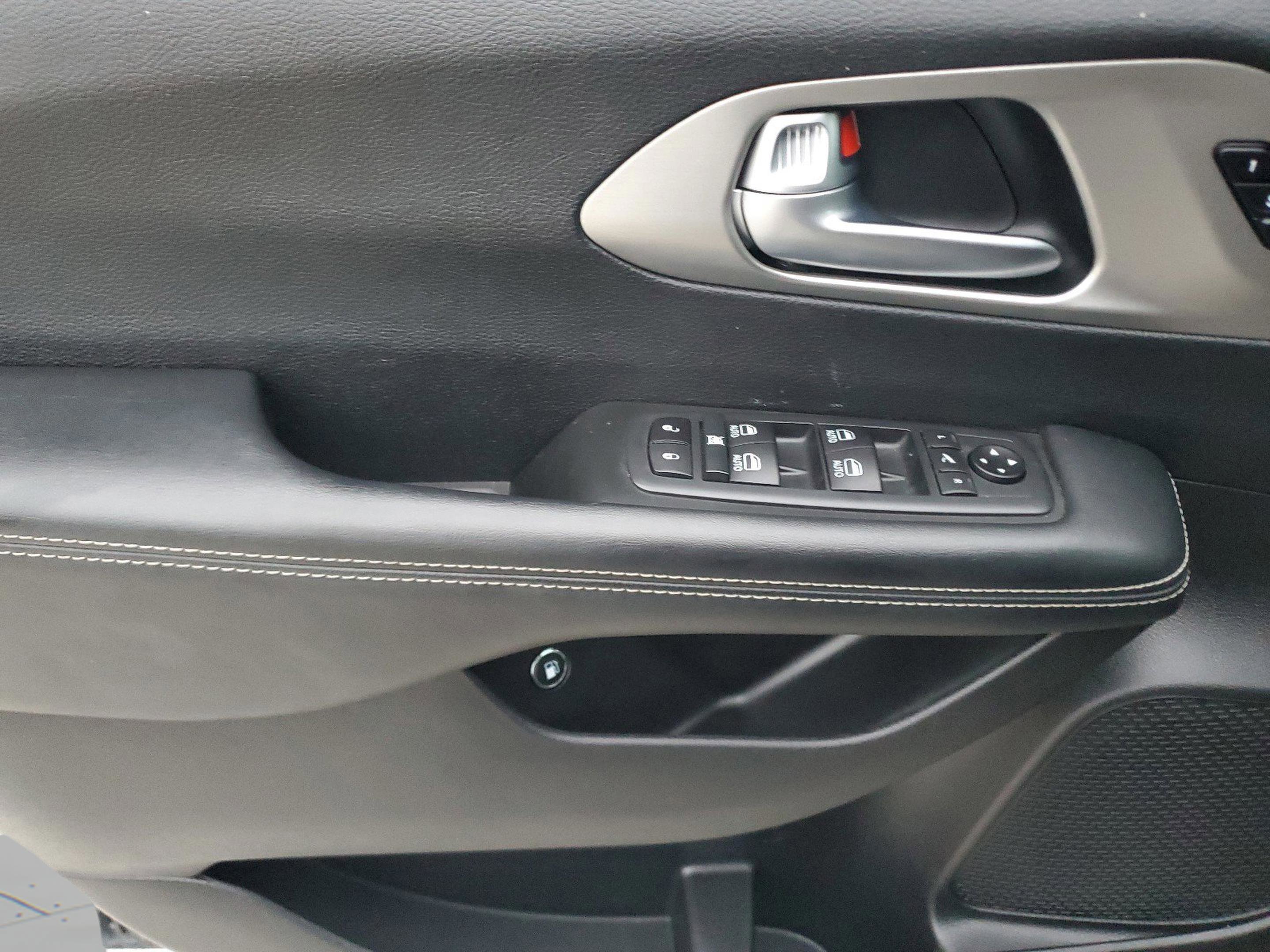 Used 2021 Chrysler Pacifica Limited w/ Uconnect Theater Family Group image 13