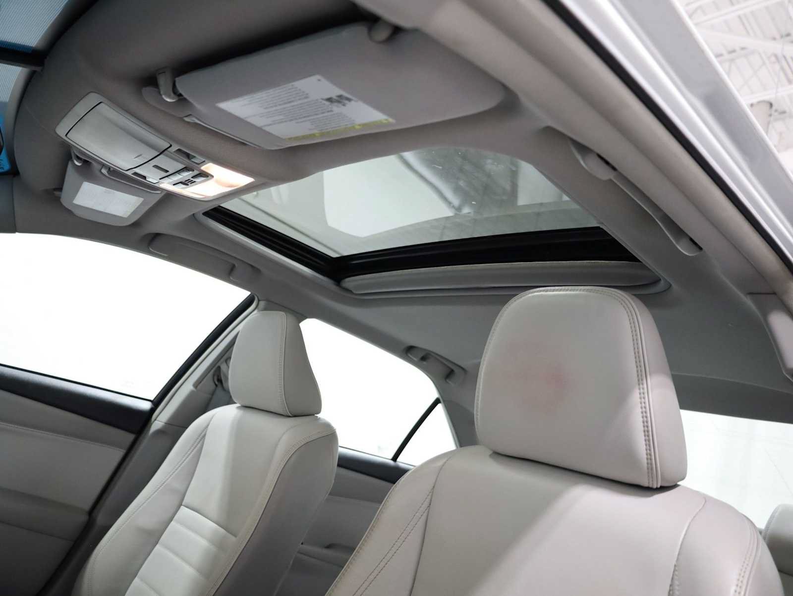 Used 2017 Toyota Camry XLE w/ Moonroof Package FWD image 19
