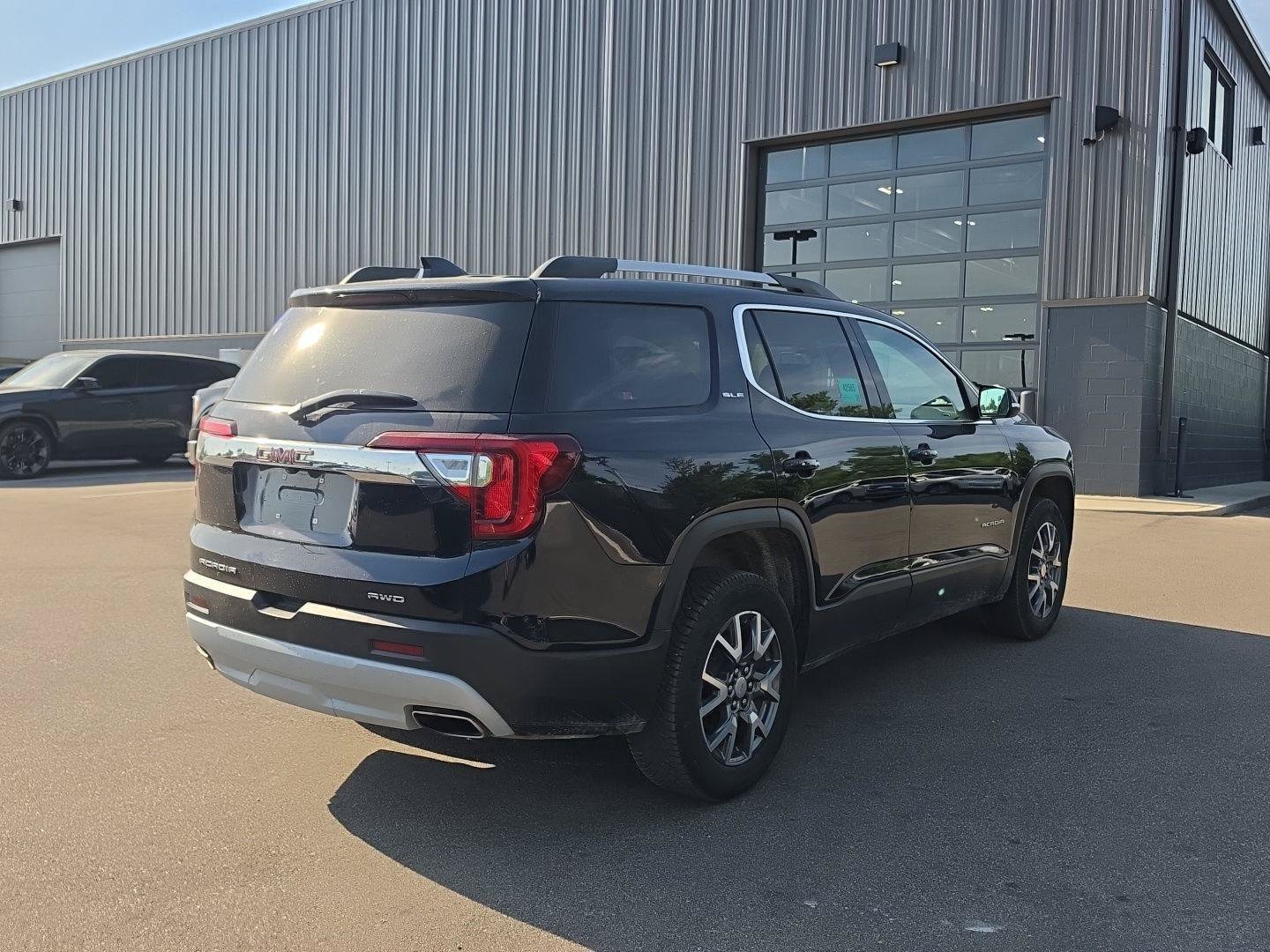 Used 2022 GMC Acadia SLE w/ LPO, Cargo Package AWD/4WD image 3