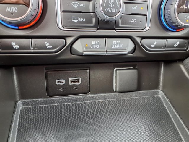 Used 2023 Chevrolet Tahoe Z71 w/ Luxury Package AWD/4WD image 7