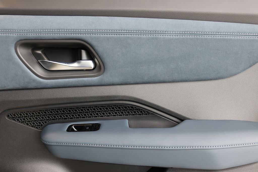 Used 2024 Nissan Ariya AWD image 32