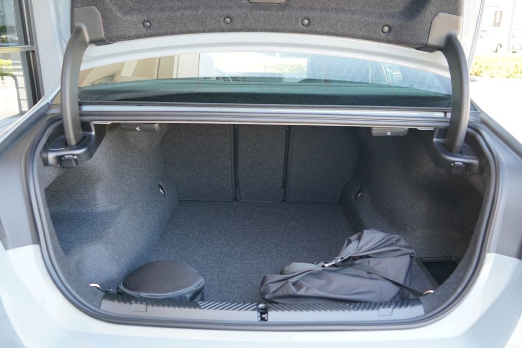 New 2026 BMW 550e xDrive w/ Executive Package AWD/4WD image 22