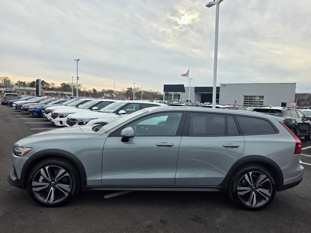 Used 2025 Volvo V60 B5 Cross Country Plus image 4