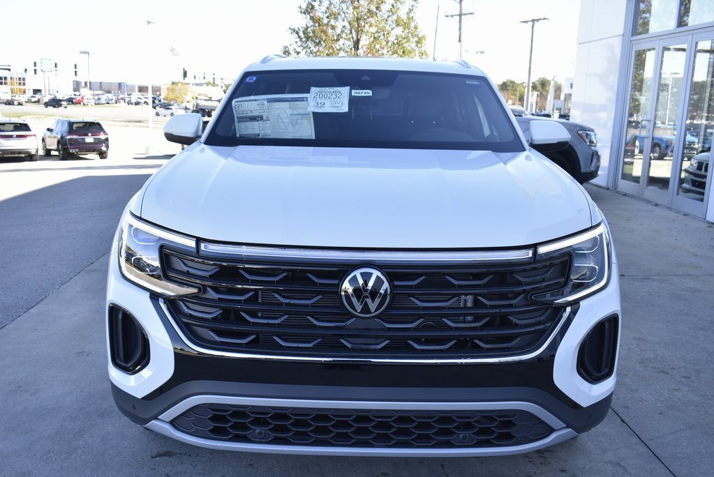 Certified 2025 Volkswagen Atlas Cross Sport SE image 2