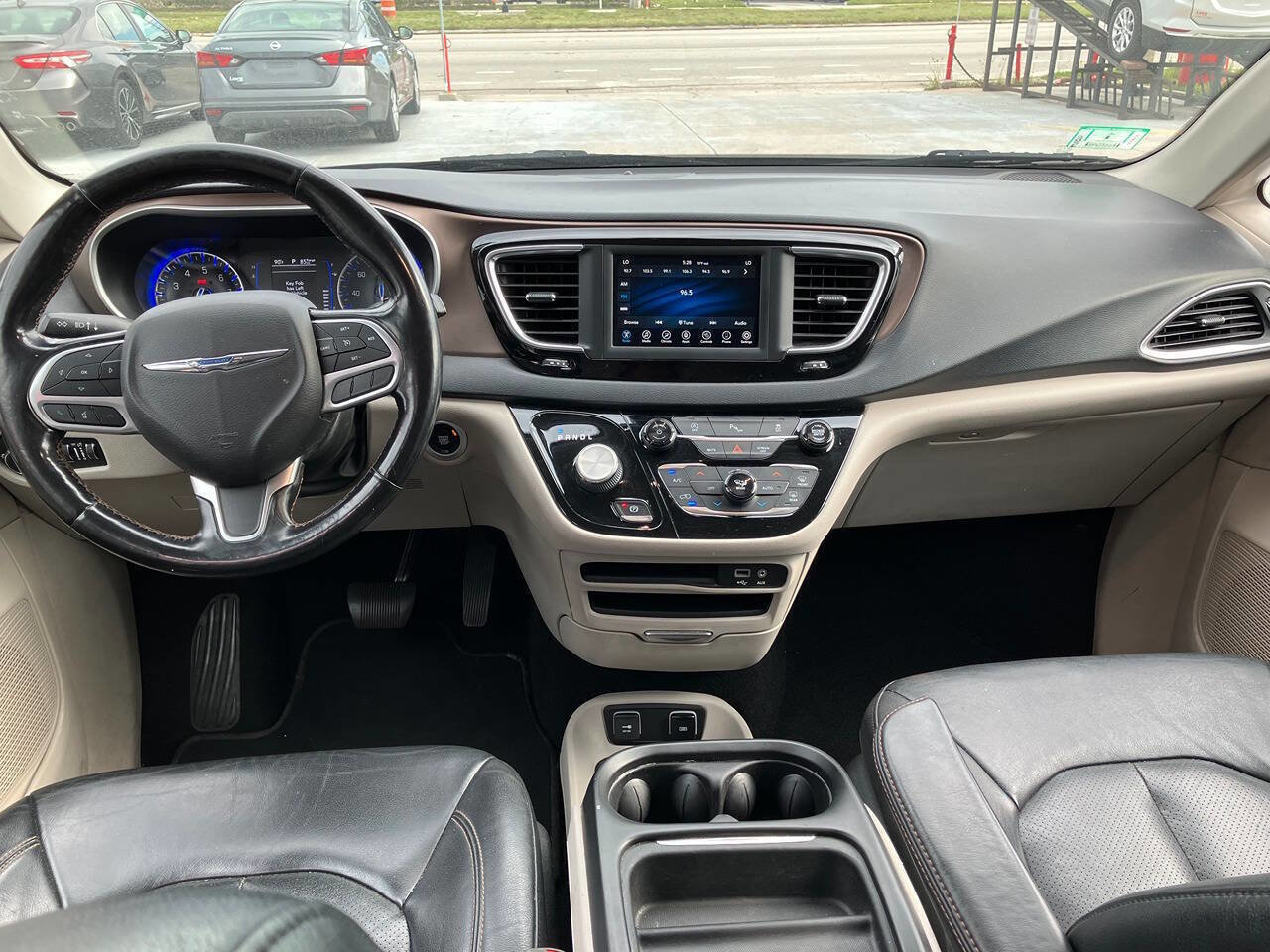 Used 2019 Chrysler Pacifica Touring-L image 14