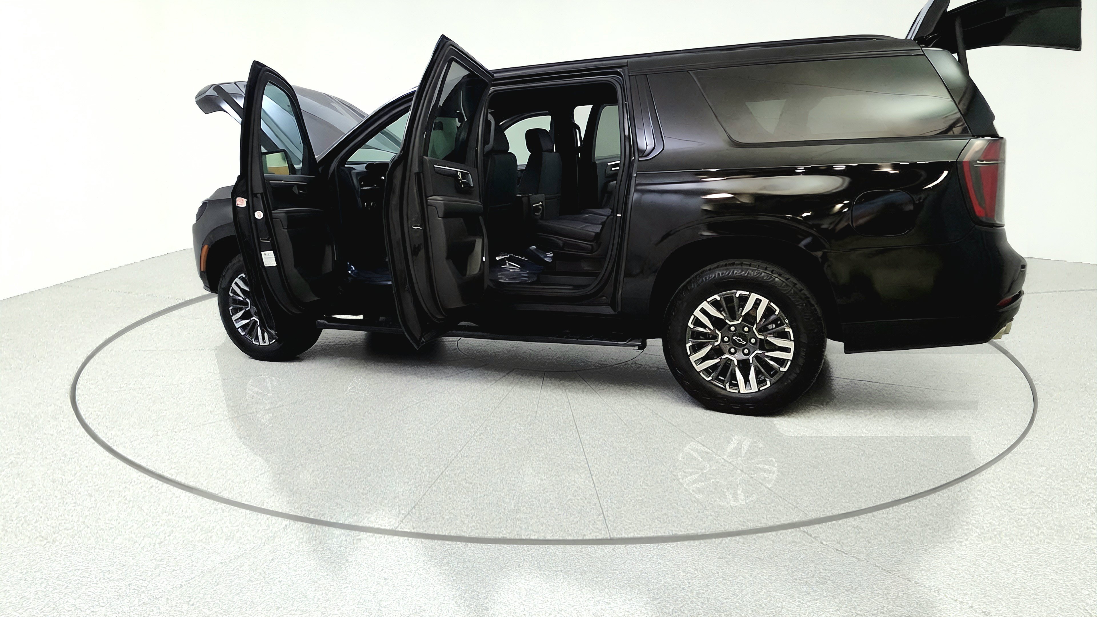Used 2025 Chevrolet Suburban Z71 AWD/4WD image 12