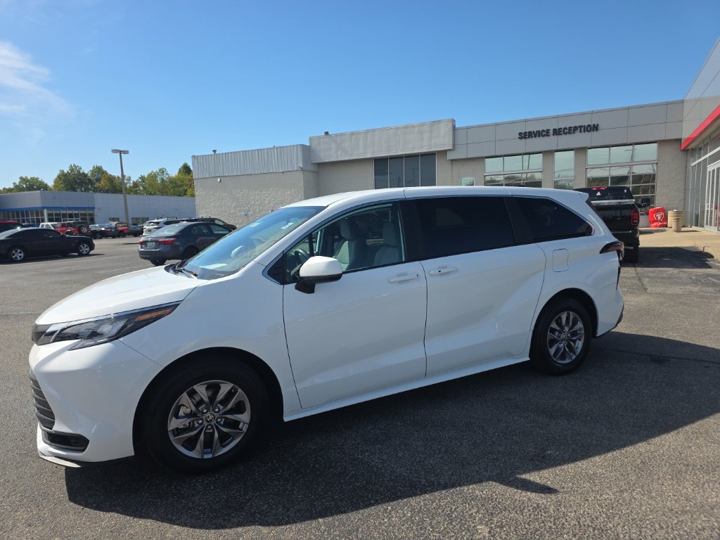 Certified 2025 Toyota Sienna LE FWD image 6