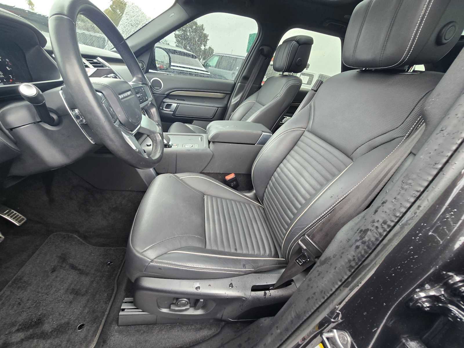 Used 2023 Land Rover Discovery Metropolitan Edition image 24