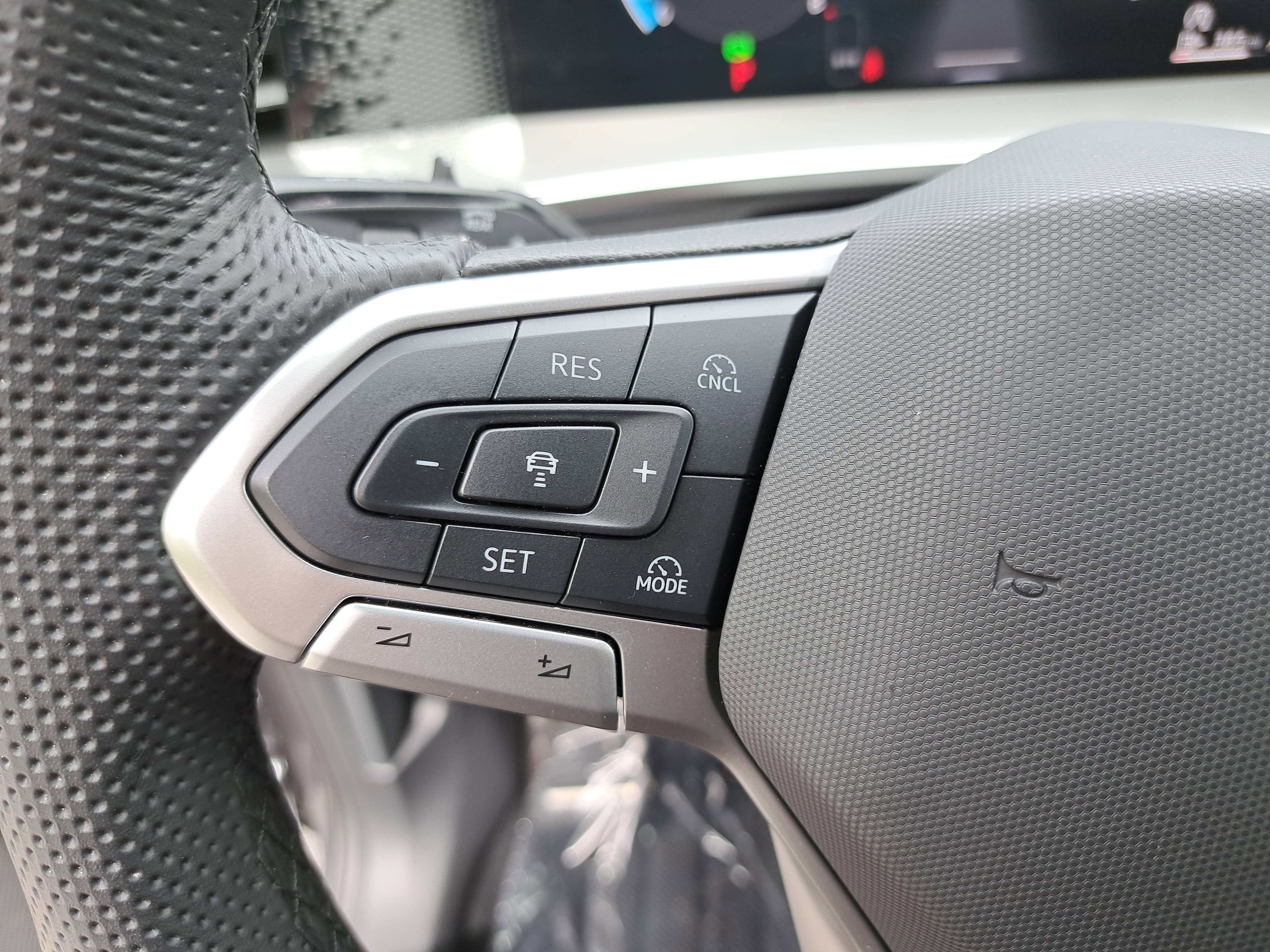 Used 2025 Volkswagen Tiguan SE R-Line image 16