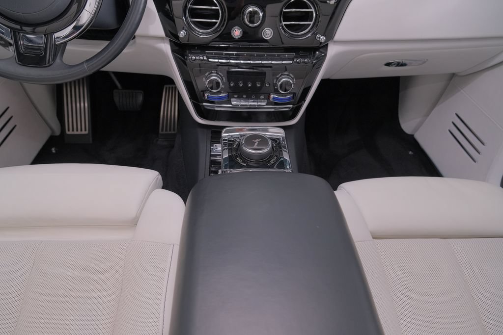 Used 2022 Rolls-Royce Phantom Sedan w/ The Phantom Package RWD image 43