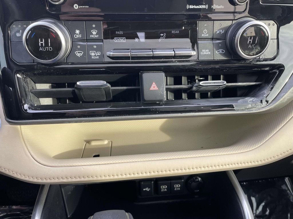 Used 2021 Toyota Highlander XLE image 42