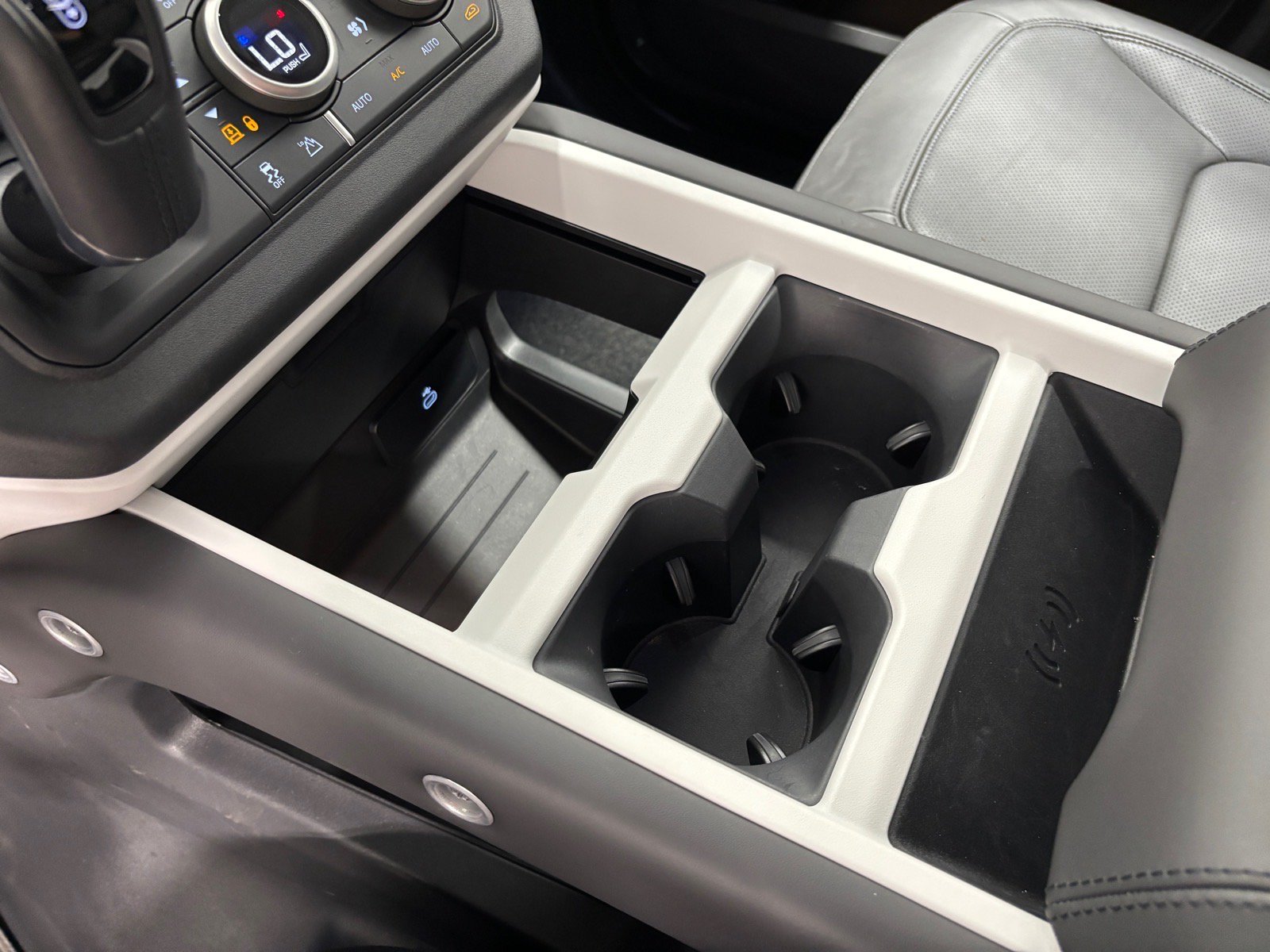 New 2025 Land Rover Defender 130 X-Dynamic SE AWD/4WD image 13