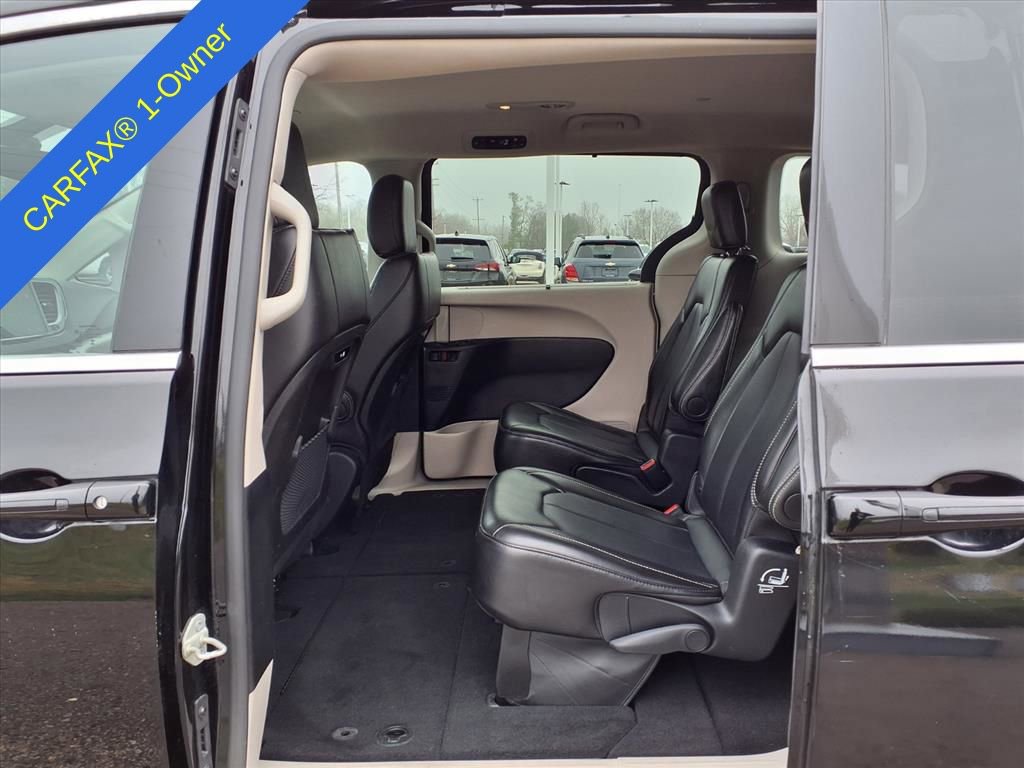 Used 2024 Chrysler Pacifica Touring-L FWD image 12