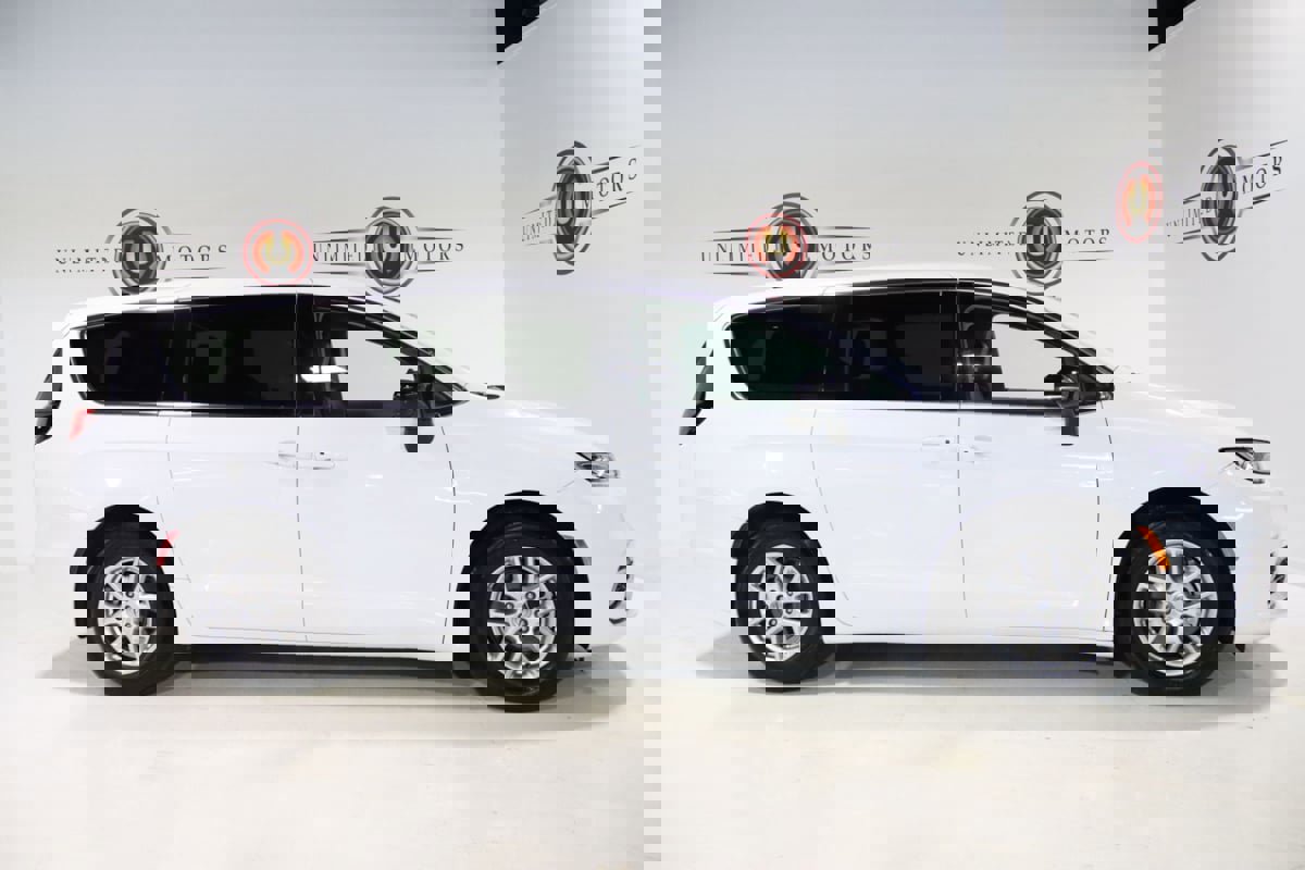 Used 2024 Chrysler Pacifica Touring-L image 6