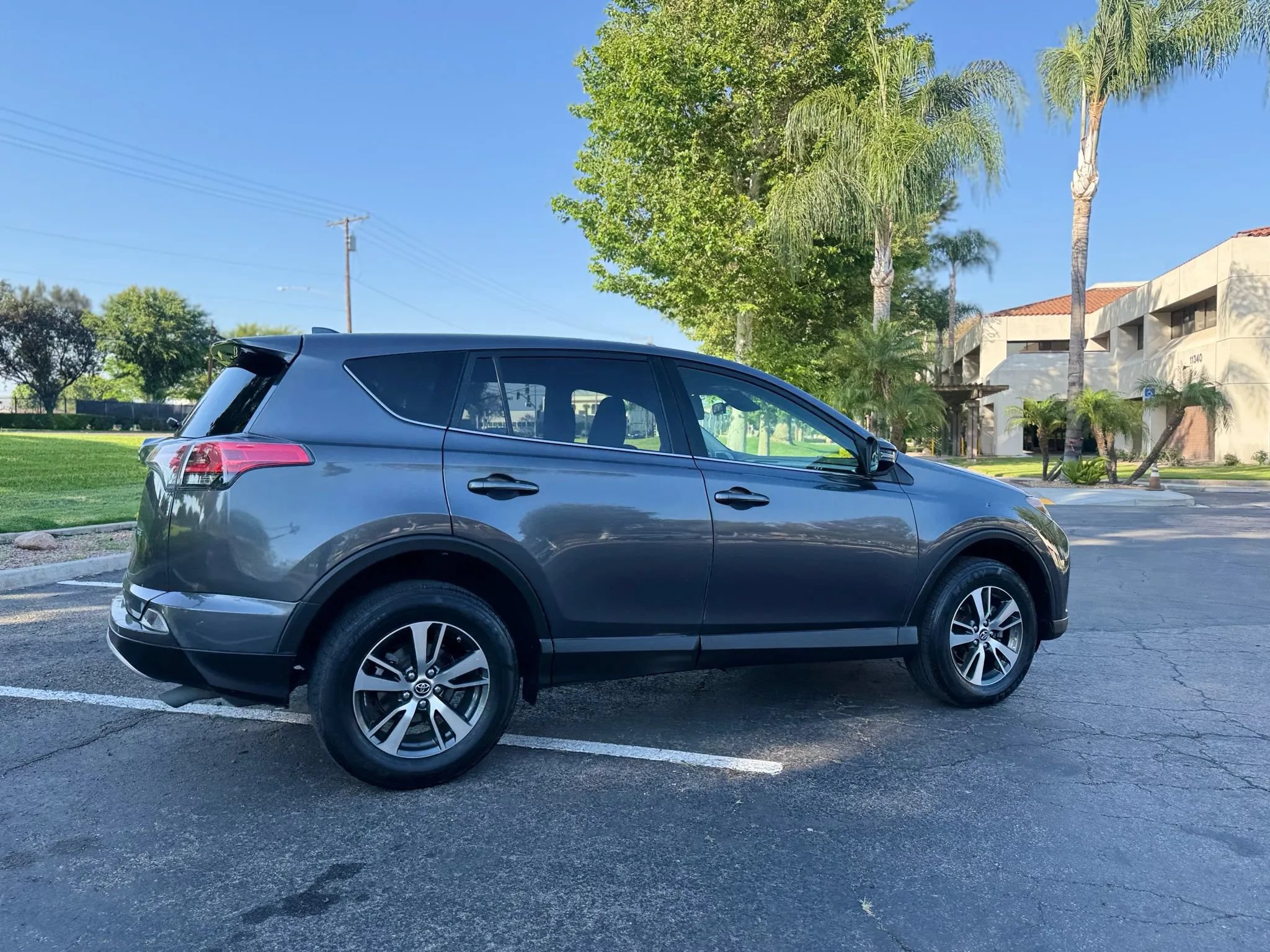 Used 2018 Toyota RAV4 XLE w/ Carpet Mat Package FWD image 26