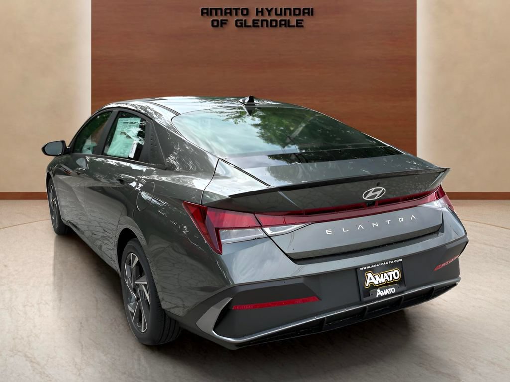 Used 2025 Hyundai Elantra Sport FWD image 4