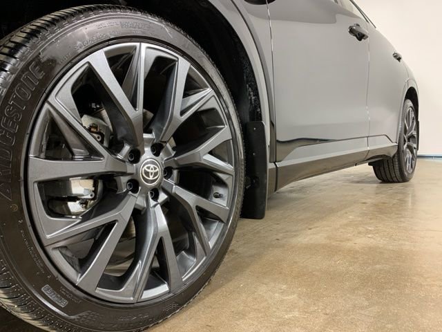 Used 2025 Toyota Crown Signia Limited image 2