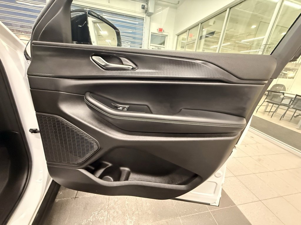 Certified 2025 Jeep Grand Cherokee Altitude image 40