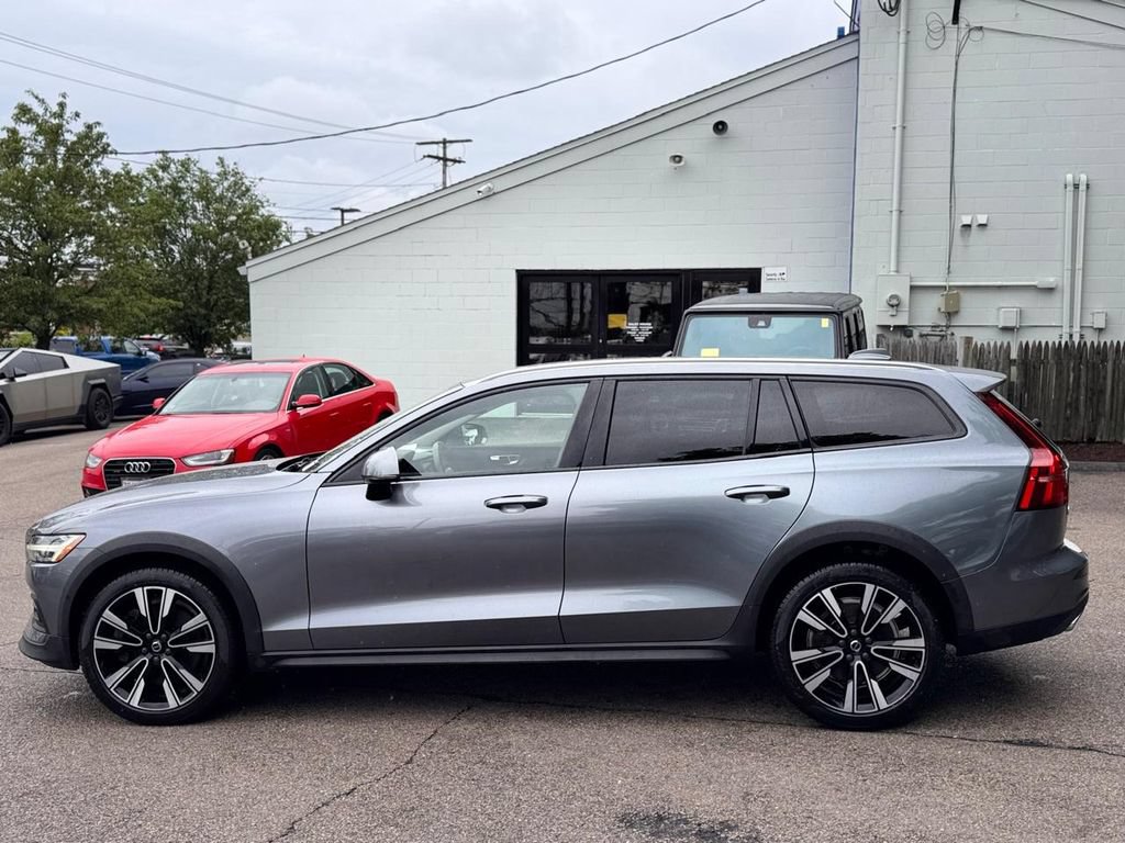 Used 2021 Volvo V60 T5 Cross Country w/ Climate Package AWD/4WD image 3