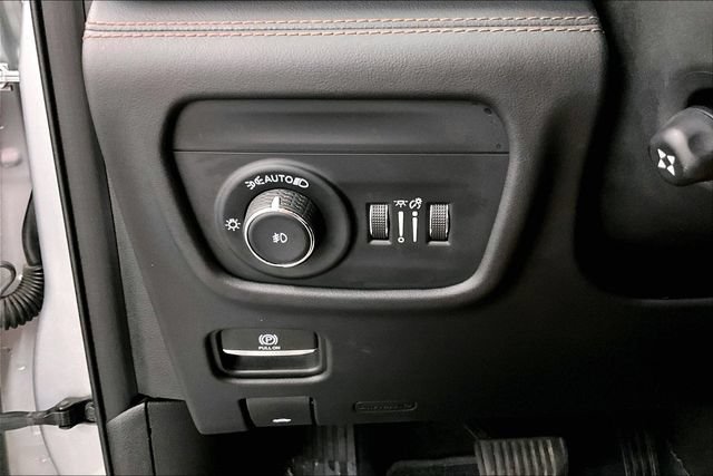 Used 2022 Jeep Grand Cherokee Summit AWD/4WD image 39