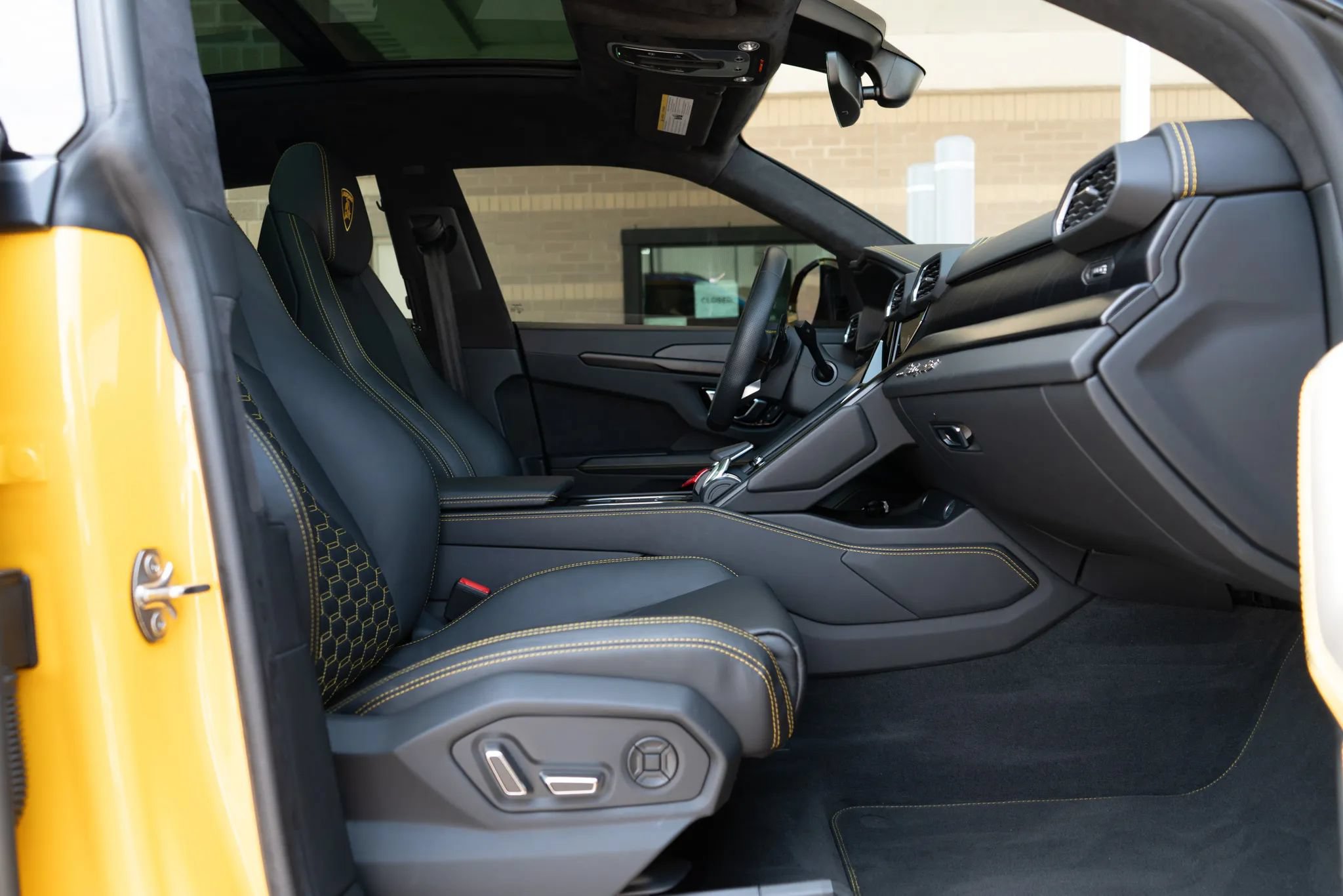 Used 2021 Lamborghini Urus AWD/4WD image 54