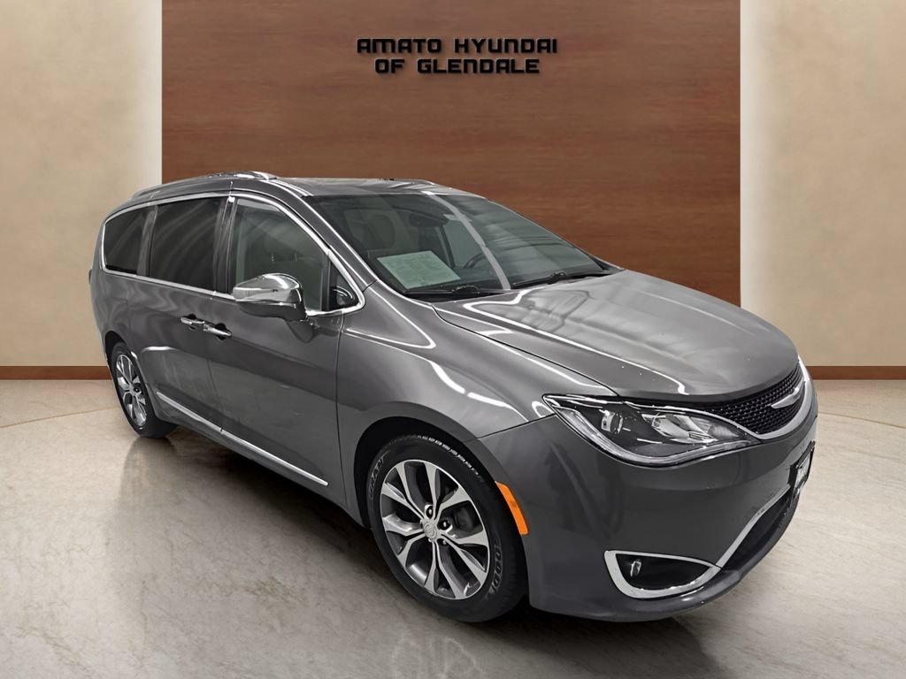 Used 2018 Chrysler Pacifica Limited w/ Tire & Wheel Group FWD image 8