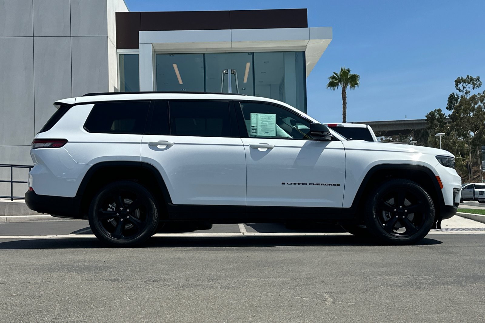 Used 2024 Jeep Grand Cherokee L Limited w/ Black Appearance Package AWD/4WD image 2