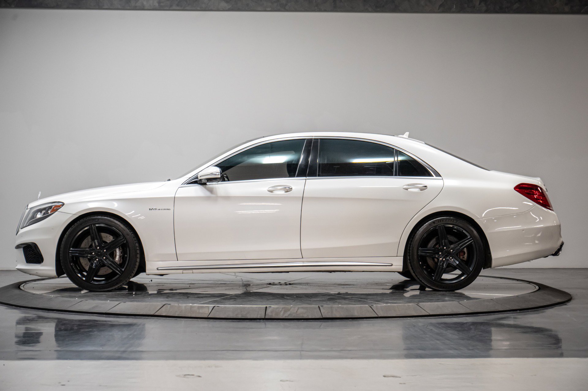 Used 2015 Mercedes-Benz S 63 AMG 4MATIC Sedan w/ Driver Assistance Package image 17