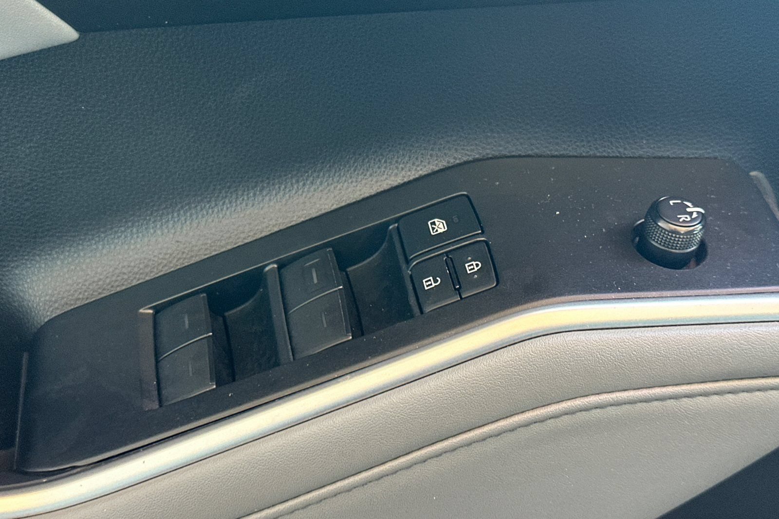 Used 2022 Toyota Highlander XLE AWD/4WD image 13