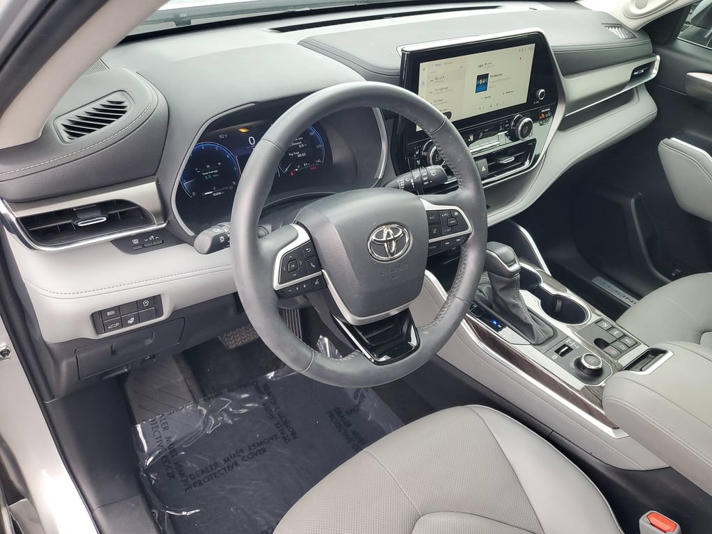 Used 2024 Toyota Highlander Limited AWD/4WD image 6