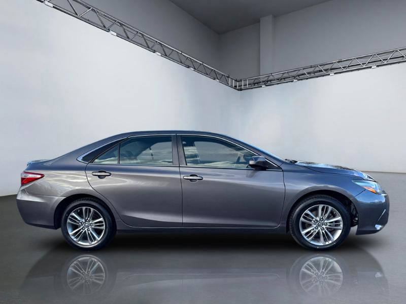 Used 2017 Toyota Camry SE image 3