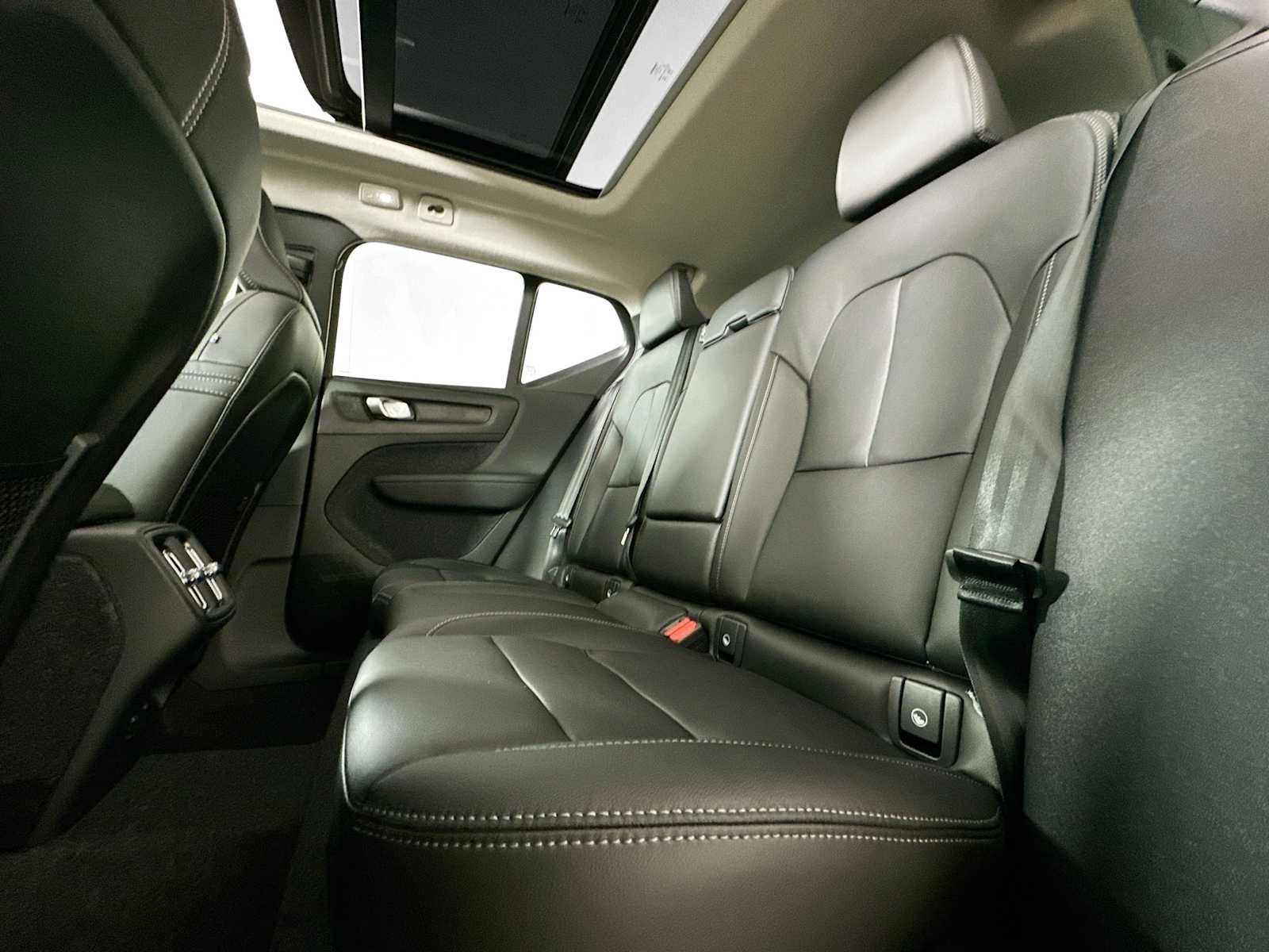 Used 2025 Volvo XC40 B5 Plus w/ Climate Package image 22