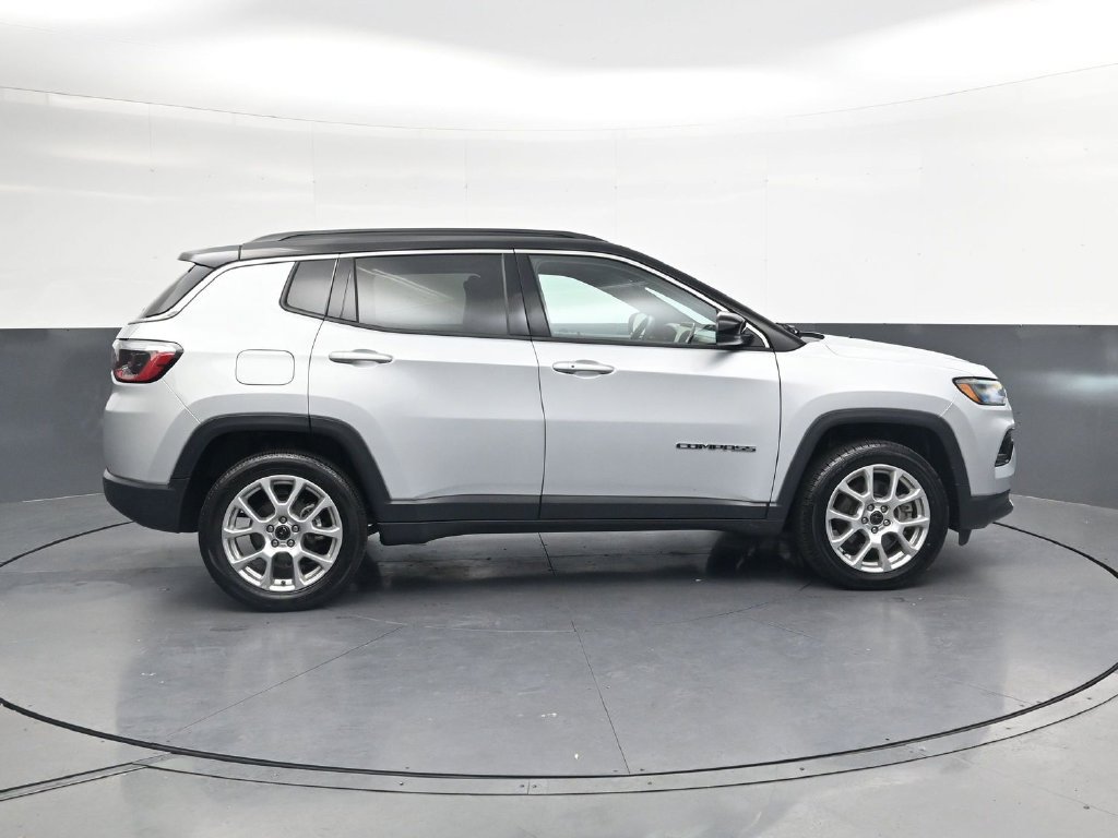 Used 2025 Jeep Compass Limited AWD/4WD image 3