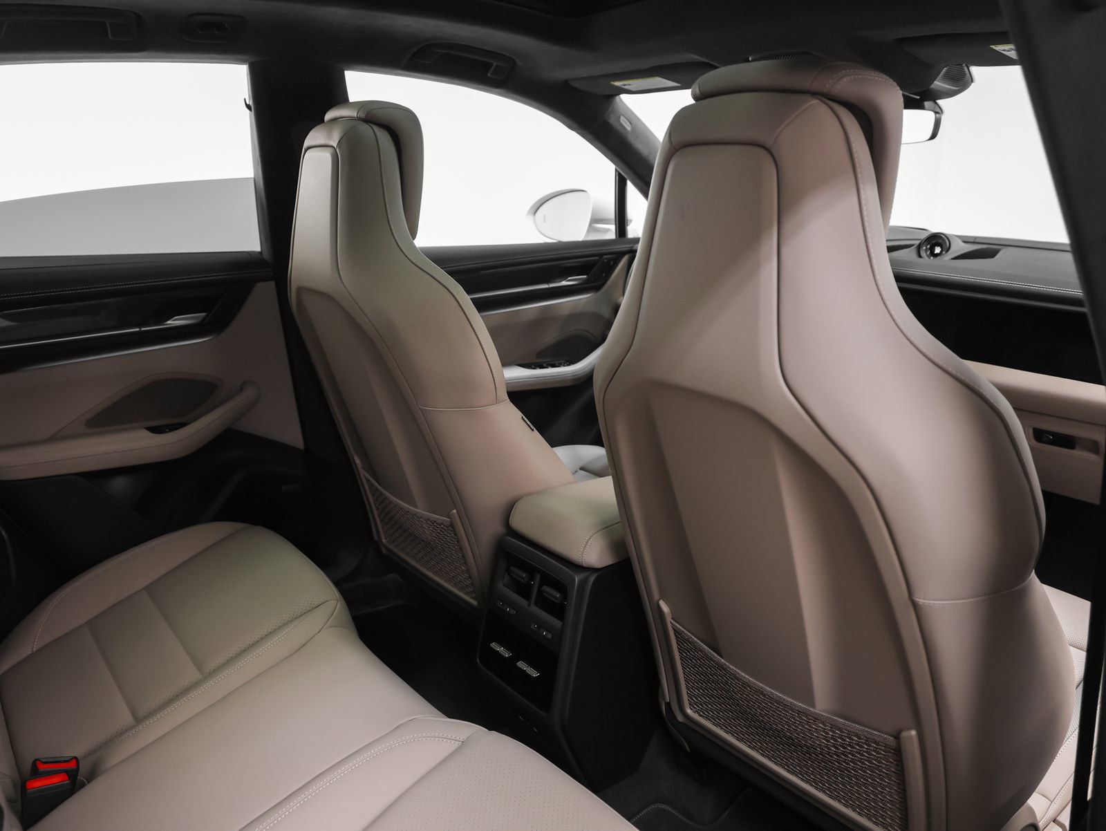 Used 2025 Porsche Macan Turbo Electric AWD/4WD image 32