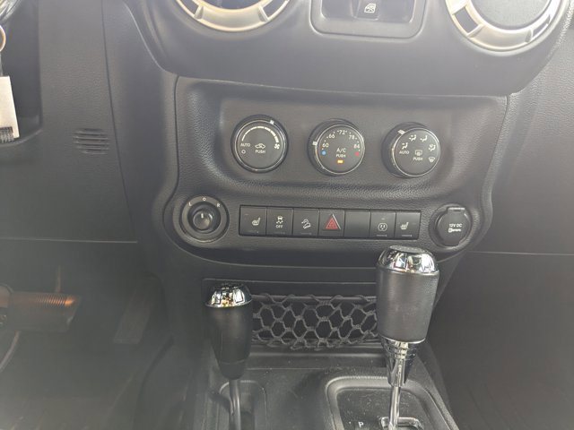 Used 2017 Jeep Wrangler Unlimited Rubicon w/ Connectivity Group image 18