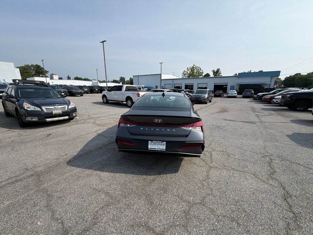Used 2025 Hyundai Elantra Sport FWD image 4