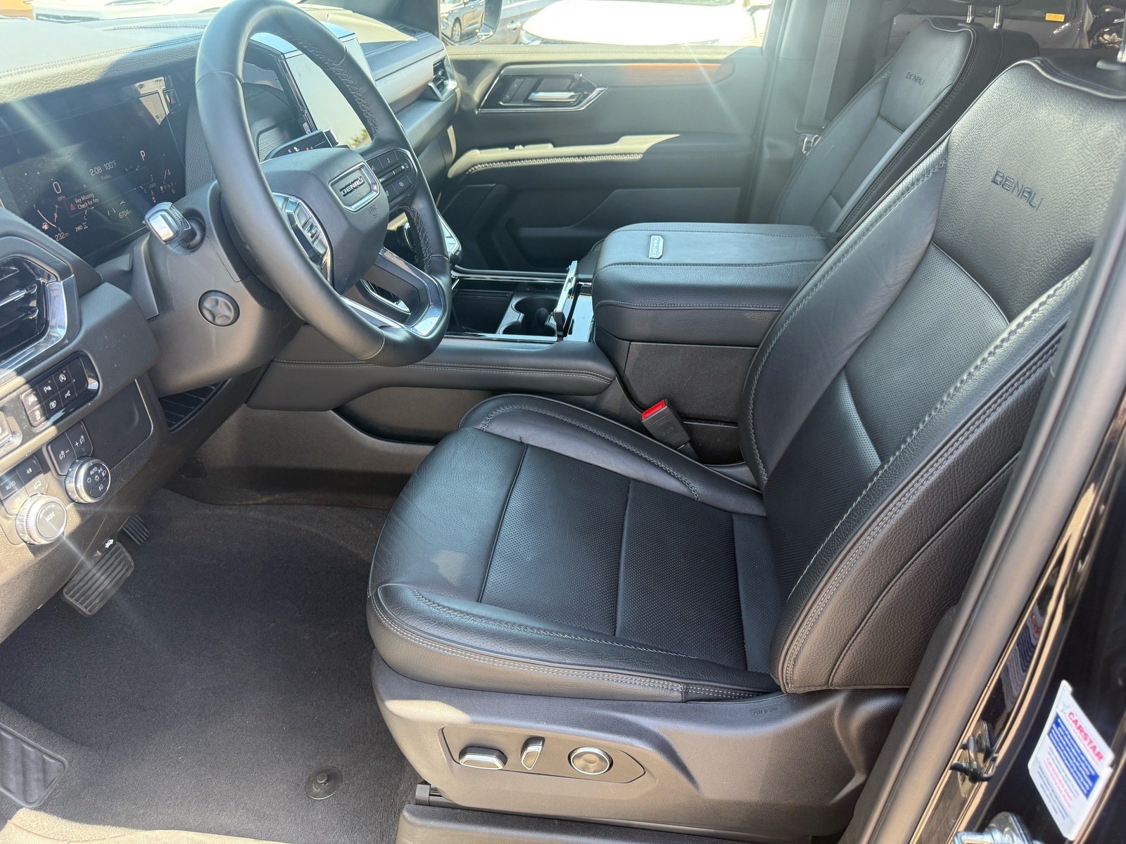 Used 2025 GMC Yukon XL Denali AWD/4WD image 11