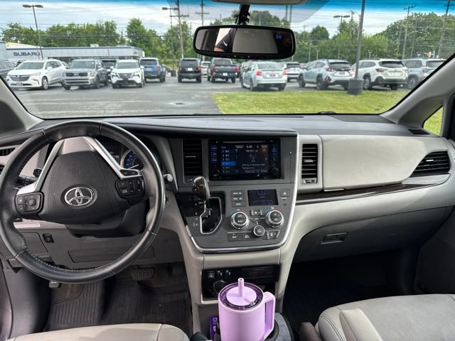 Used 2017 Toyota Sienna XLE FWD image 13