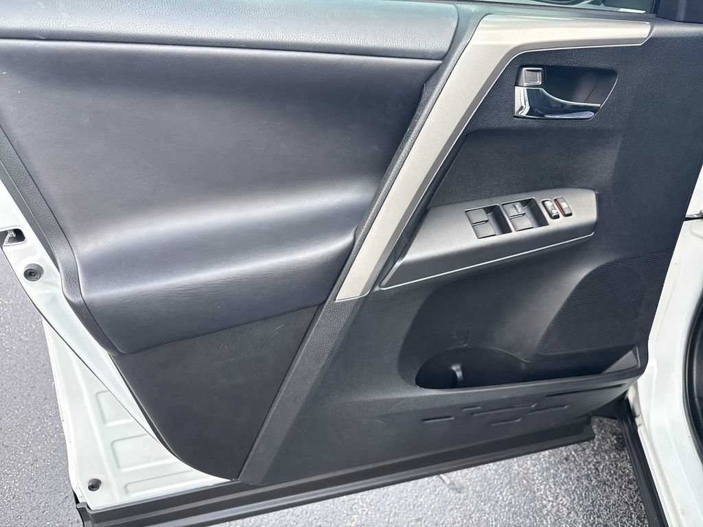 Used 2018 Toyota RAV4 XLE FWD image 22