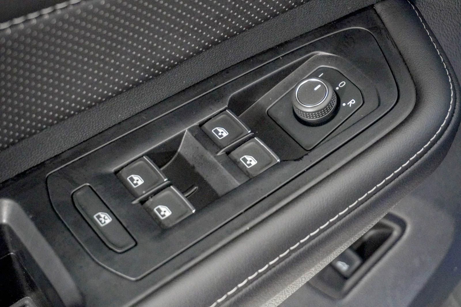 Used 2025 Volkswagen Atlas SE AWD/4WD image 18