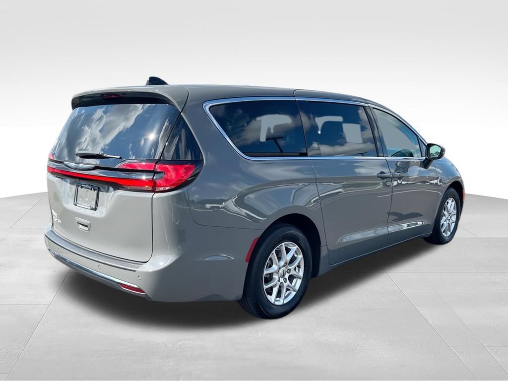 Used 2023 Chrysler Pacifica Touring-L FWD image 8