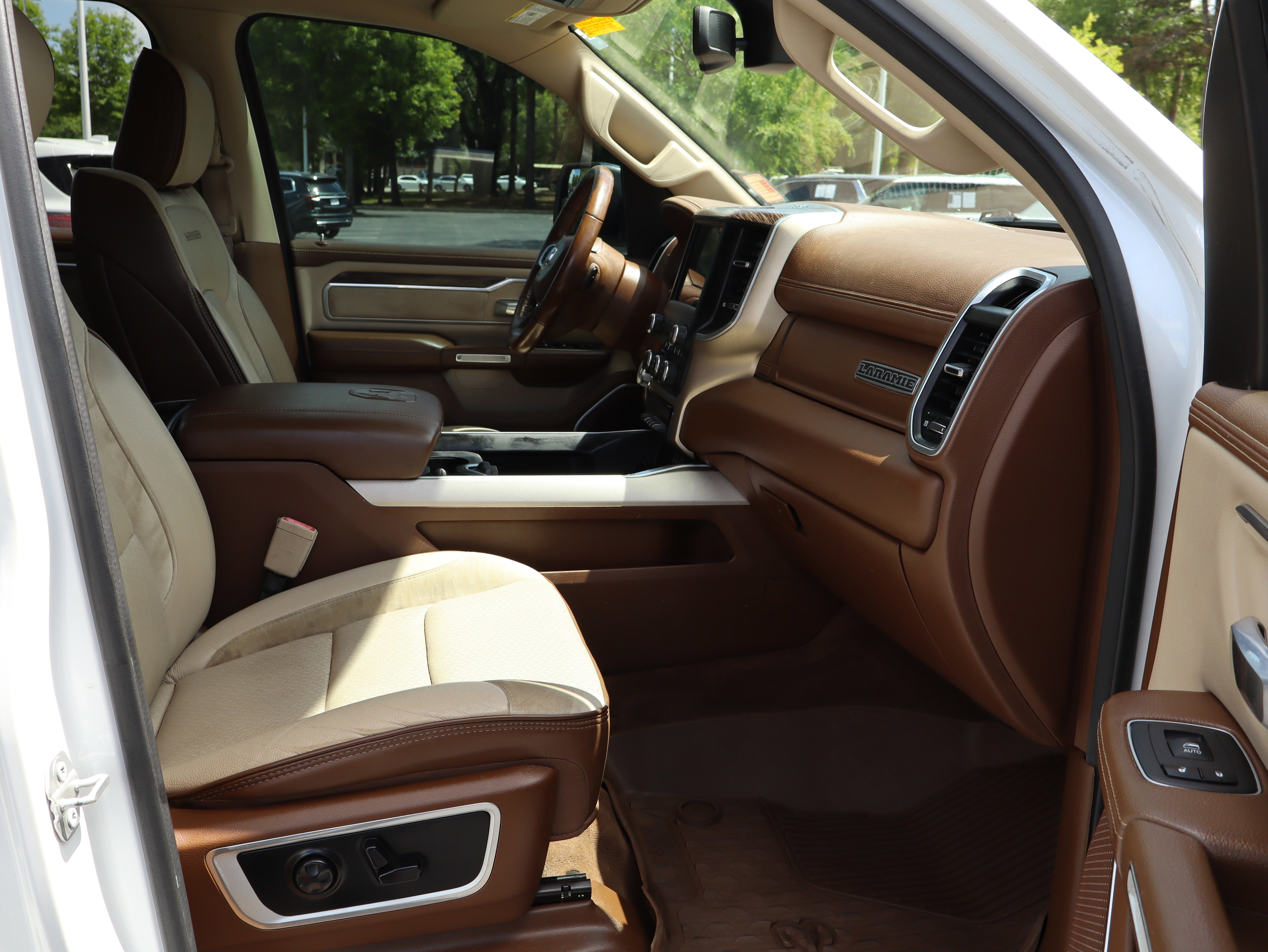 Used 2020 RAM 1500 Laramie AWD/4WD image 29