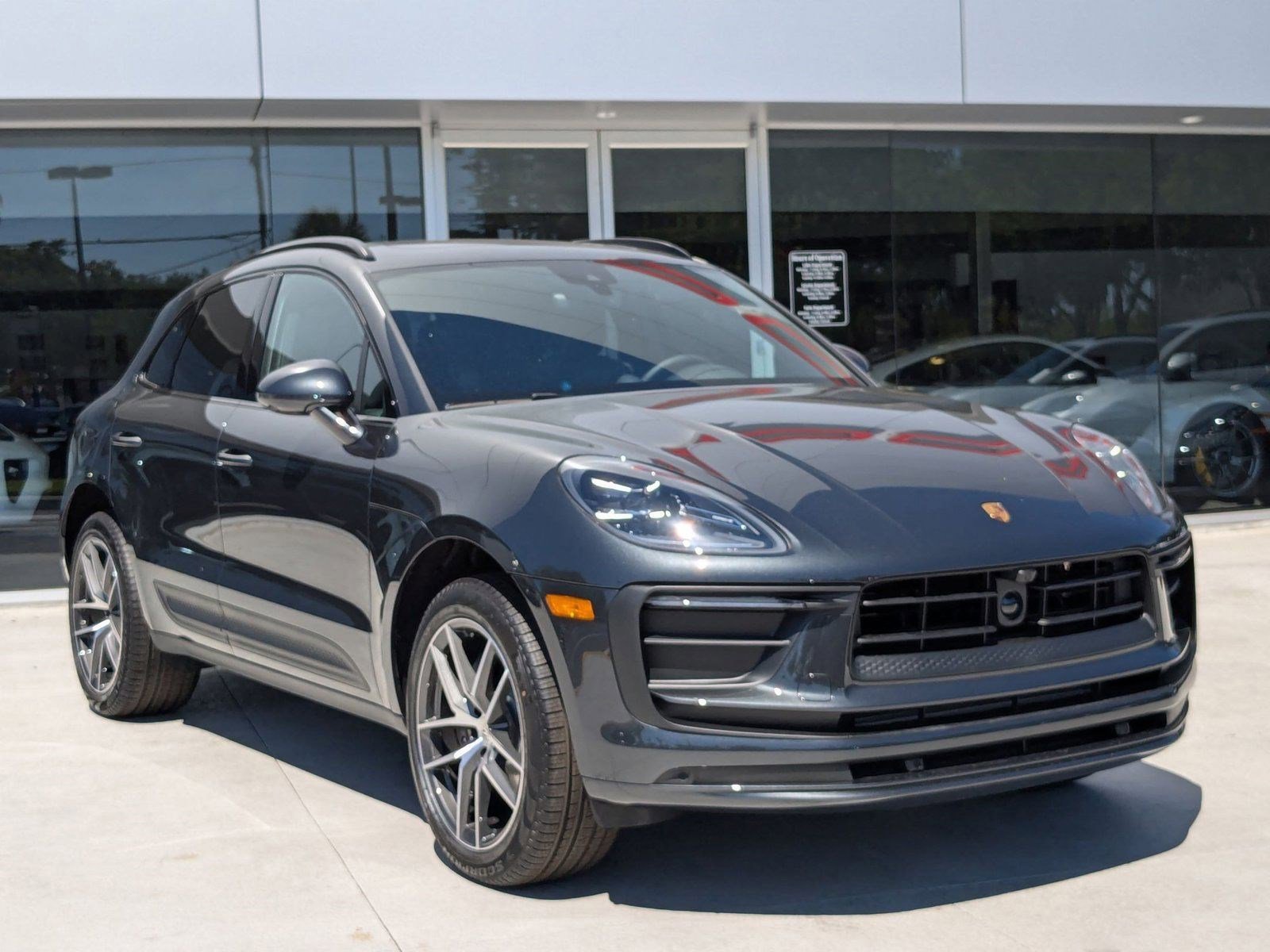 Certified 2025 Porsche Macan image 7