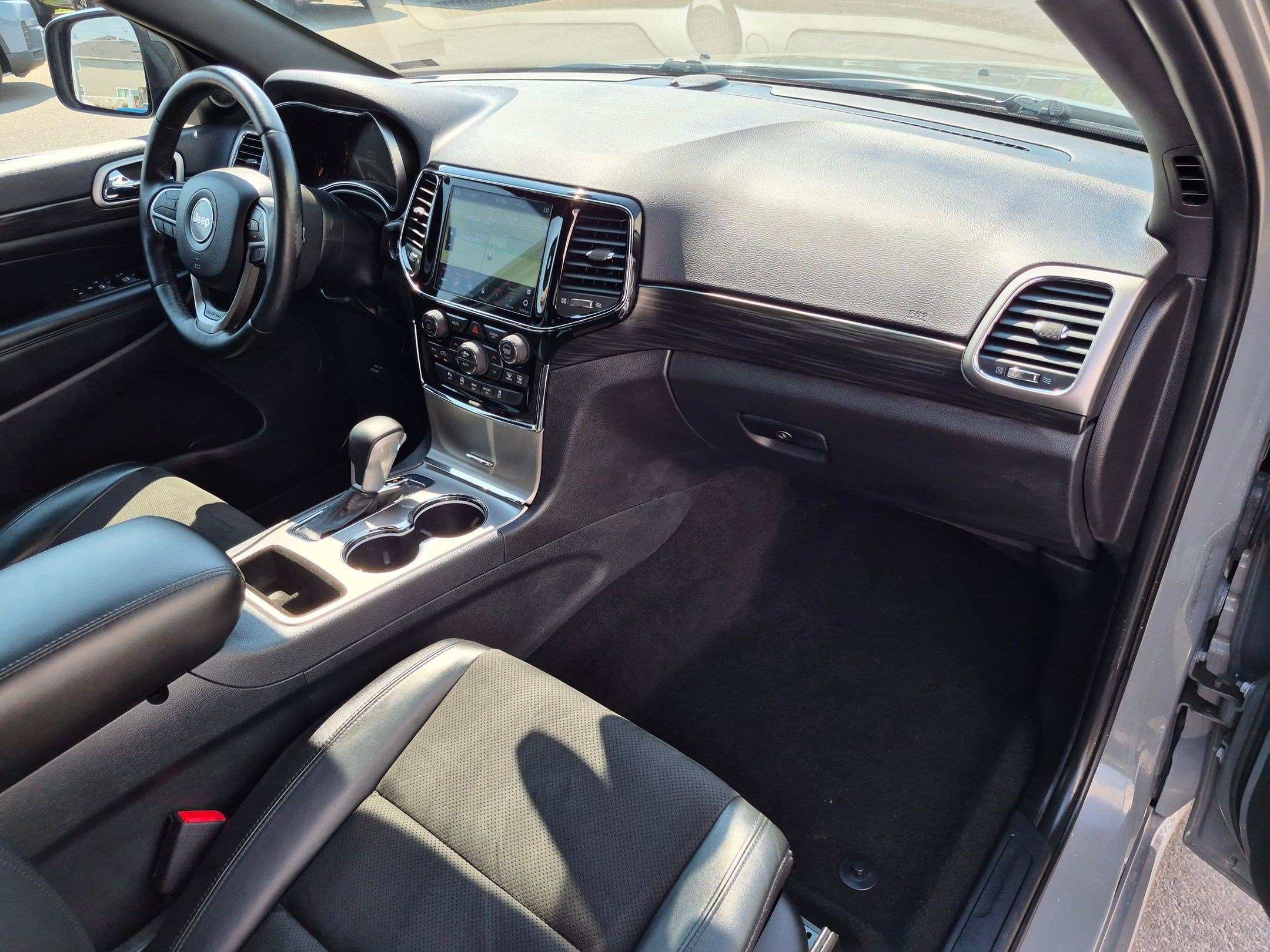 Used 2020 Jeep Grand Cherokee Altitude AWD/4WD image 35