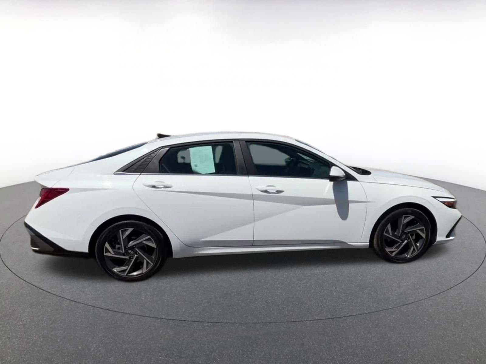 Used 2025 Hyundai Elantra Limited FWD image 16