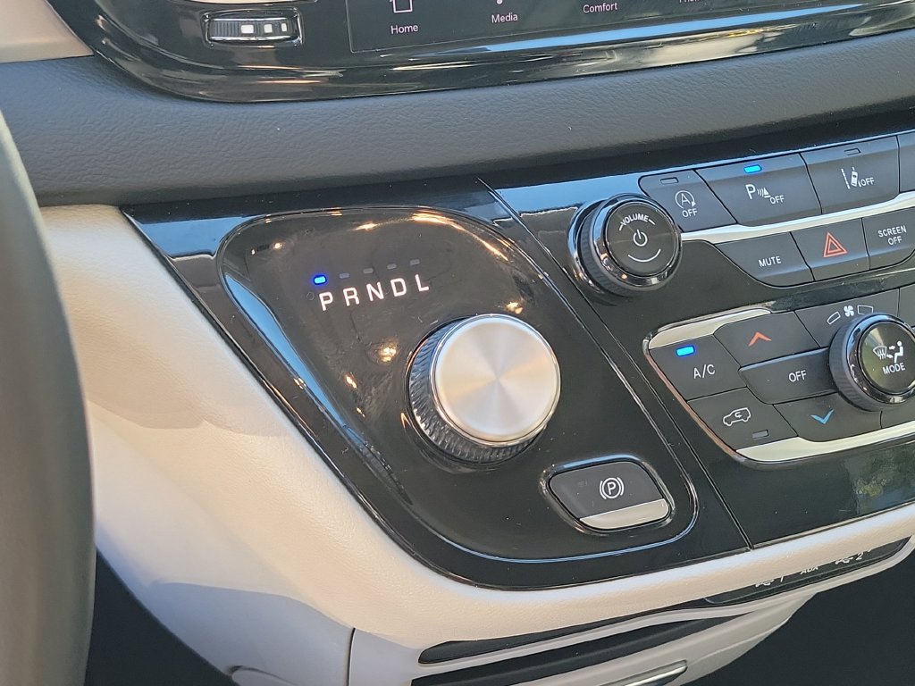 Used 2024 Chrysler Pacifica Touring-L FWD image 33
