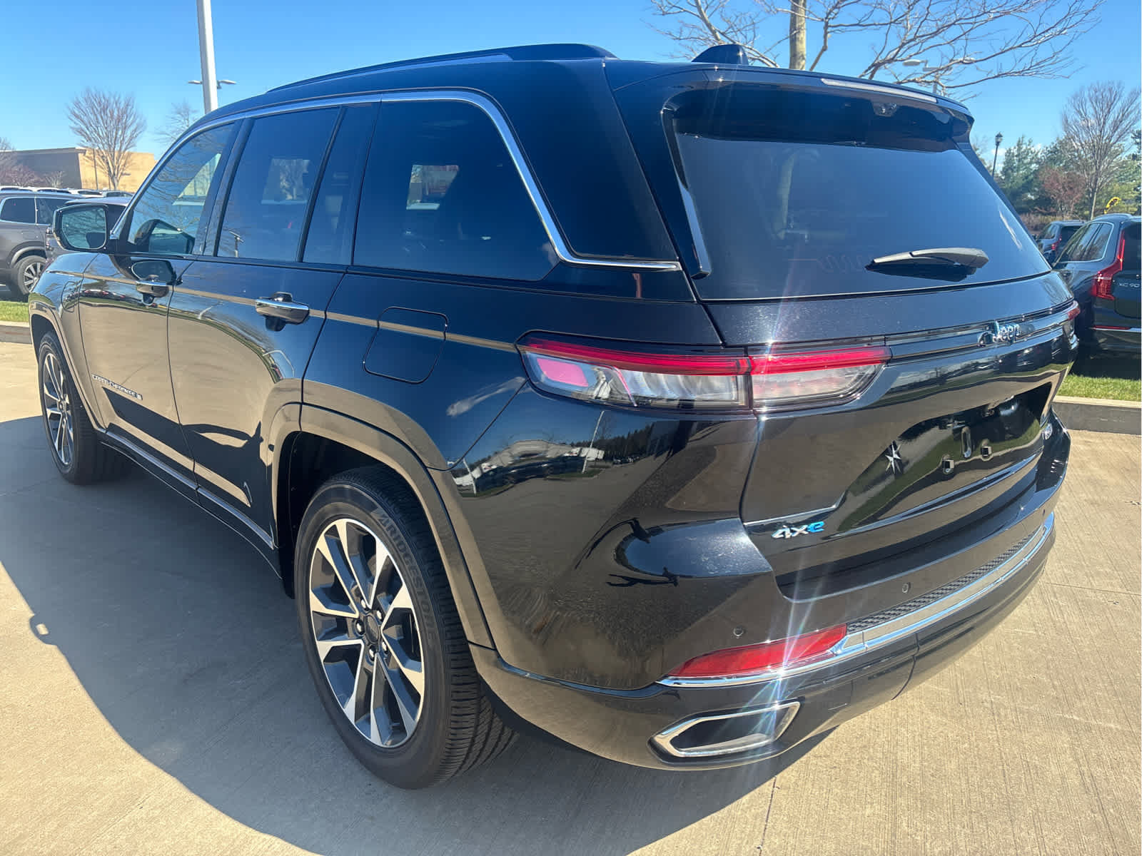 Used 2023 Jeep Grand Cherokee Overland w/ Luxury Tech Group IV AWD/4WD image 5