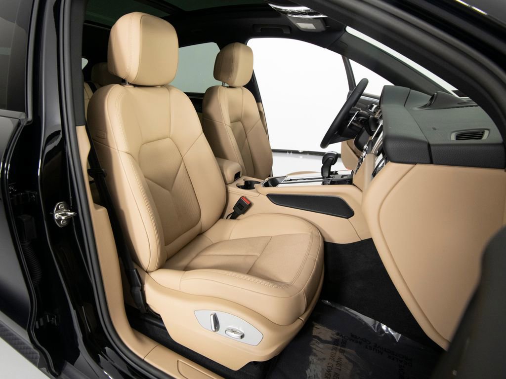 Certified 2025 Porsche Macan image 33