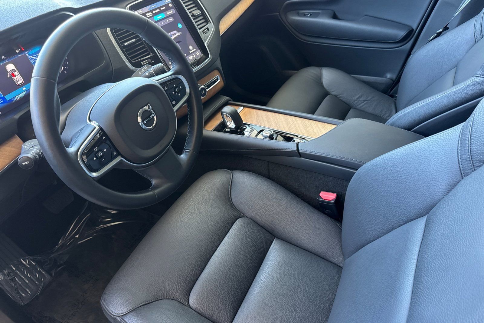 Used 2025 Volvo XC90 B6 Plus image 13