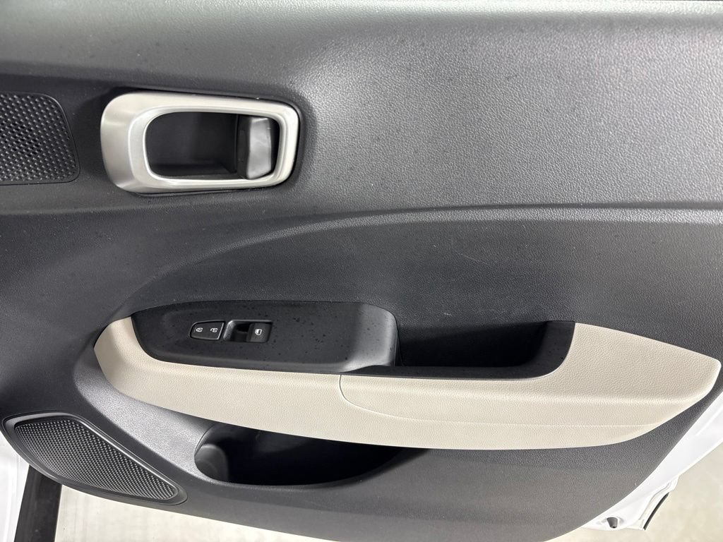 Used 2025 Hyundai Venue SEL FWD image 14